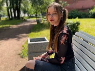 Invitato a Casa e Scopata Una Studentessa Carina Che Dà Da Mangiare Agli Uccelli