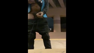 BLACK DICK STROKE AT BUS STOP