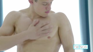 Big Luke Pociera Jej Piersi, Jądra I Ładny Ogolony Kutas W Klipie Solo!