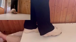 zapatillas blancas pisotean la polla