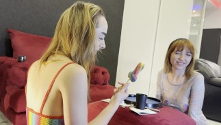 HotプチタイトプッシーフィットスリムブルネットベイブAliceと彼女のセクシーな赤毛BFFはダイスチャレンジを果たしています