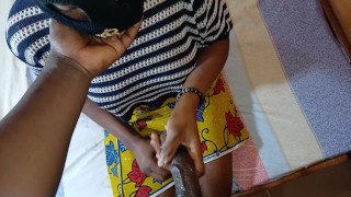 Ebony lutte pour prendre une grosse bite