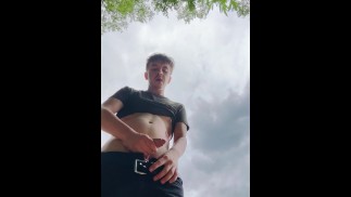 Handjob mitten in der Natur