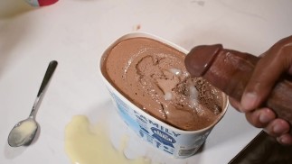 Mój kutas podróżuje w czasie i przestrzeni, by pieprzyć wanny z lodem Cream