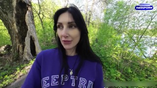 Milf se la follan duro en el bosque