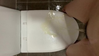 [amateur] I peed on the toilet lid♡