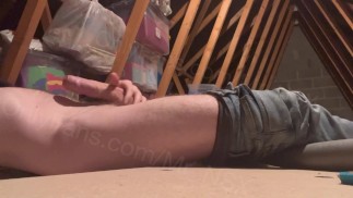 Nahoře v podkroví, tajně máchal svým velkým penisem, zatímco rodina dole. Pověšený, nadržený, zoufale toužící po výstřiku