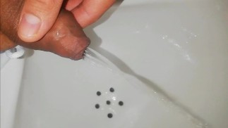GOZADA INTENSA e MIJANDO desesperada em um banheiro público, quase me pegaram