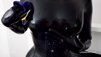 Latex model glanst haar zwarte rubberen catsuit voor de eerste keer