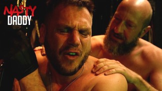 NASTYDADDY Kettingen intimideren Hans Berlin niet, maar het maakt hem net opgewonden