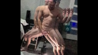Monter une énorme machine à sexe avec un gode et éjaculation frémissante