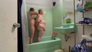 Twee Hot meiden die samen een zepige douche nemen en elkaar inzepen om samen Nasty te krijgen