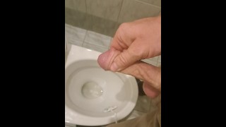 Guy在办公室厕所撒尿