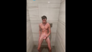 Jonge sexy Guy streelt grote lul totdat ze klaarkomt 💦