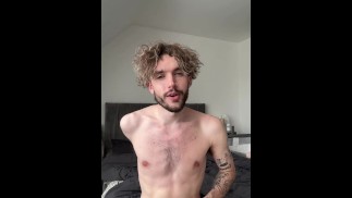 Chico británico habla sucio mientras se desnuda