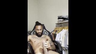 Hot brasileira tatuada masturbando pau preto grande
