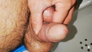 Mijando desesperado em um banheiro público, pau peludo, closeup