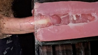 Ten chlap tvrdě šuká masturbátor a sleduje, jak spermie střílí dovnitř
