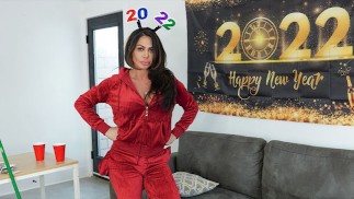 PervMom - Buxom MILF pomaga jej zboczeńcowi pasierbowi przezwyciężyć jego problemy seksualne