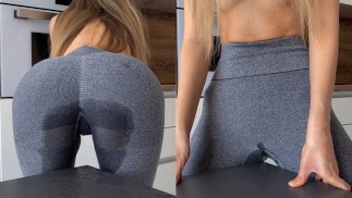 レギンスが潮吹きでいっぱいになるまでテーブルをこすり続ける女の子