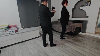 ECHTER SEX VON PORNODARSTELLERN. HINTER DEN KULISSEN Dessous-Model fickt Videofilmer