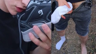 wąchające trampki. Szarpię się, póki jeszcze mrugam. cumming w białej skarpetce.