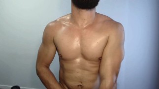 Un sportif barbu montre son trou poilu pendant l'entraînement
