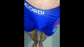 pissing desesperado en ropa interior, me mojo todo, primer plano, tomalo perra