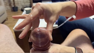 私の義理の妹は私に完璧な手コキを与えます