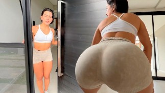サービスのチップとしてセクシーダンスをしながら配達員のチンポを勃起させてみた