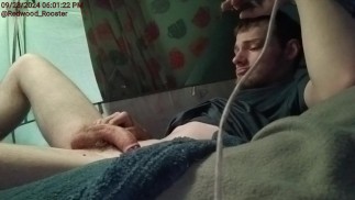 Giovane muscoloso che allunga le palle mentre si masturba