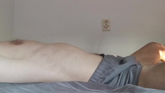 Hot młody facet szarpie swojego różowego kutasa, czekając na przyrodnią siostrę spod prysznica 2