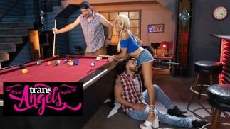 TRANS ANGELS - Lola Morena se dostane na kolena a zachází Dominic Pacifico s hlubokým hrdlem kouření