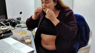 Round Chubby Girl manger Sushi, frottant des Belly gonflés
