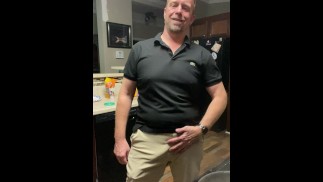Bull Cock Sirviendo a tu Hotwife mi losa de carne y aderezo casero mientras hago hamburguesas LOL