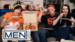 MEN - Dom King steekt zijn lul door de pizza Box voor wat pijpactie met Logan Aarons