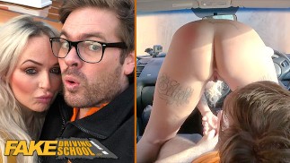 Fake Driving School - Busty Potetovaná blondýnka v prdeli před řidičským testem