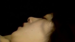 Une japonaise se prend une petite bite dans la chatte