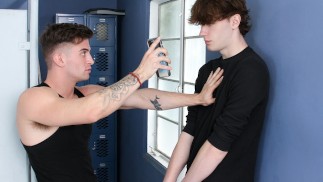 Horny Twink chevauche une grosse bite dans les toilettes publiques après s’être fait prendre en train de se masturber