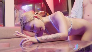 Sexy Chinees meisje Stacy geniet van zachte seks met vriendje op de boot.