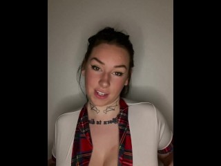 Busty英国大学少女主导JOI