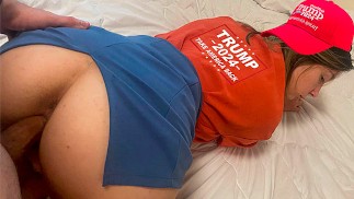 Republikanische Frau freut sich über den Sieg und sprang vor Freude auf einen Schwanz