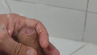 Garoto hétero fica com o pau muito molhado antes de esguichar sua carga quente