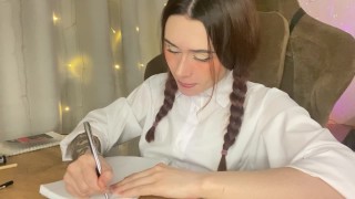 Geiles Schulmädchen macht nicht gerne Hausaufgaben, sie wichst gerne