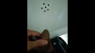 MICROPENE, PISSING DESESPERADO EN BAÑO PUBLICO, CASI ME PILLAN, PRIMER PLANO