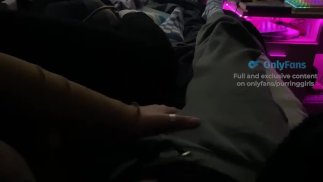 POV Netflix 和我的女孩一起放松（爱抚、摩擦、穿上衣服）OnlyFans 上的完整视频