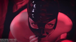 Lateksowa dziwka Luna sznurowadłami zakneblowana i zerżnięta od tyłu | Pełny film na temat OF