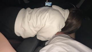 売春婦を拾い、車の中で彼女の口を犯した
