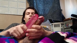 Guy esfrega seu pau e seu vibrador tentando gozar