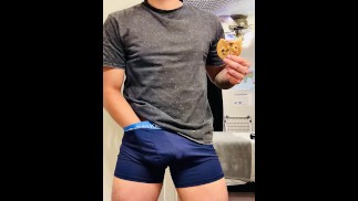 Guy isst einen Keks, masturbiert und spielt mit seinem Schwanz